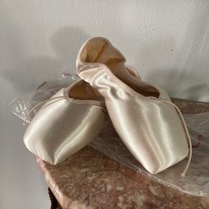 Brand New Russian Pointe Brava Pointe Shoes size 36,w4,v2,sS
